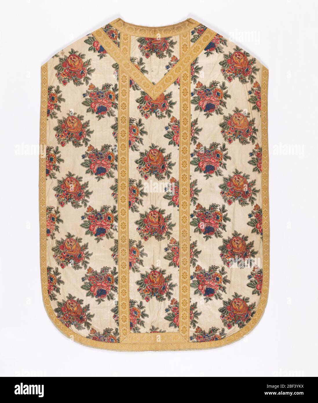 Investitionen. Weiße Seide in rot, gelb, grün und blau gedruckt in einem Design eines nosegay, dessen Blätter und Blüten sind in einem Perlen-Effekt durch kleine schwarze Punkte umrandet. Das Blau ist helles Kobalt. Mit blassem blauem Leinen gefüttert und mit gelben Bändern beschnitten. Stockfoto