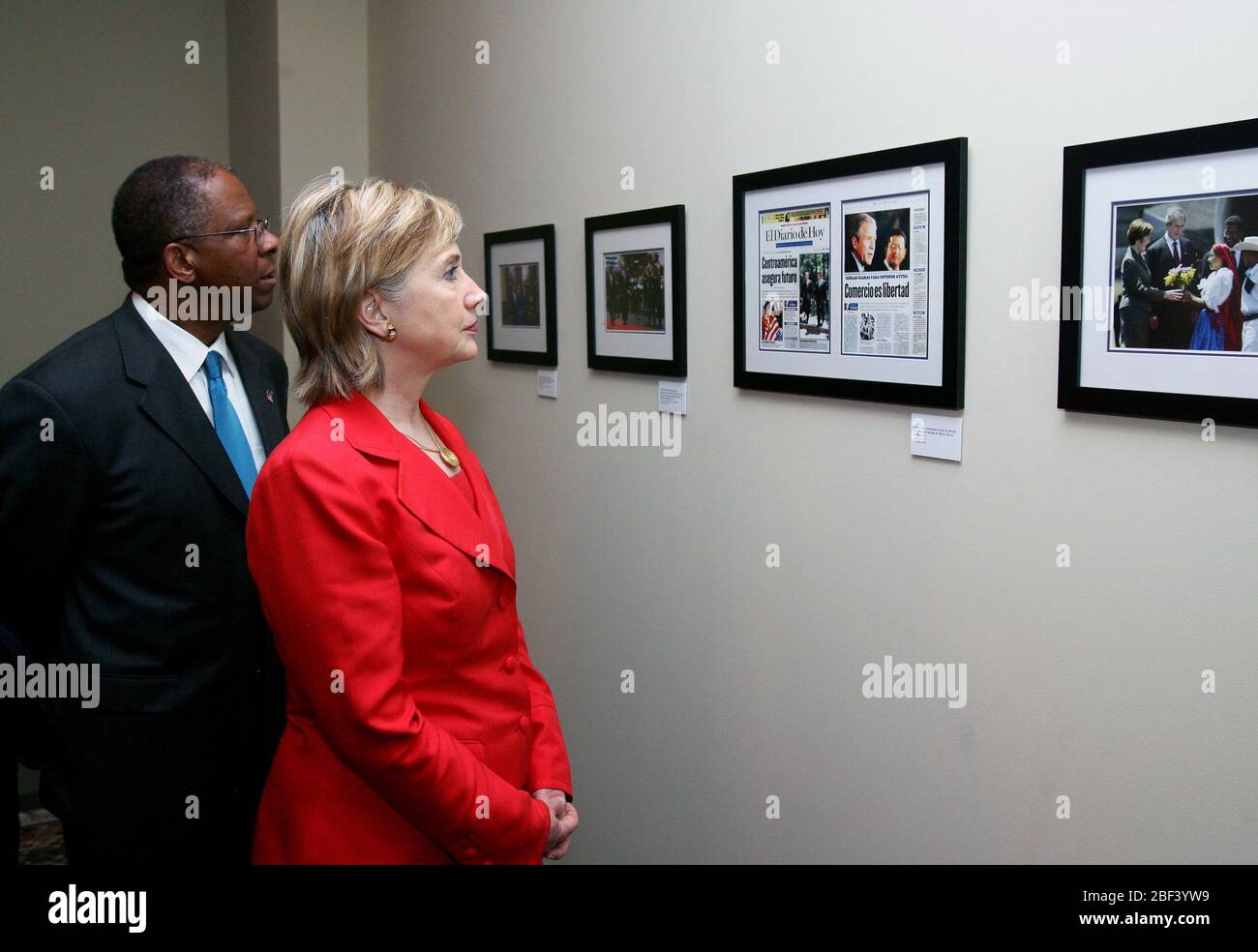 Us-Außenministerin Hillary Rodham Clinton stellt einige historische Bilder, die mit der US-Botschaft San Salvador Foto Ausstellung mit dem Titel "Die Vereinigten Staaten und El Salvador, eine dauerhafte Beziehung" in San Salvador Stockfoto