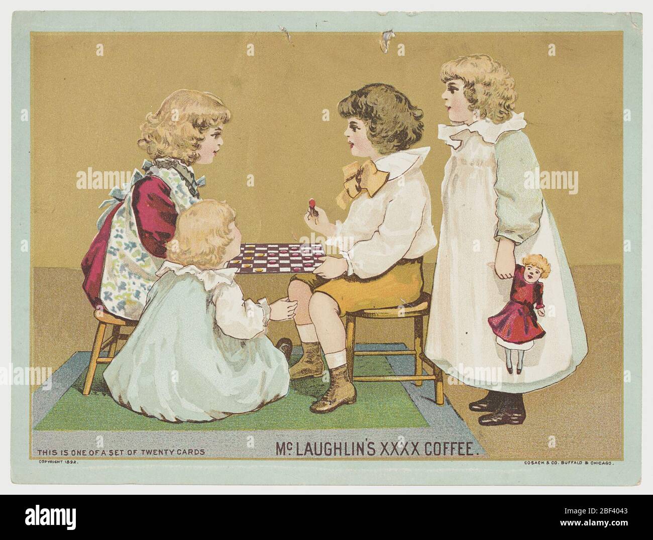 Werbung für McLaughlins Kaffee aus der Kinderszenen- und Life-Serie. Horizontales Rechteck. Szene einer Gruppe von Kindern; ein Junge und Mädchen auf gedrehten Holzhockern sitzend spielend Dame, während zwei andere Mädchen beobachten. Ihr Spielplatz ist auf einem grünen Teppich mit blauer Bordüre. Stockfoto Werbung für McLaughlins Kaffee aus der Kinderszenen- und Life-Serie. Horizontales Rechteck. Szene einer Gruppe von Kindern; ein Junge und Mädchen auf gedrehten Holzhockern sitzend spielend Dame, während zwei andere Mädchen beobachten. Ihr Spielplatz ist auf einem grünen Teppich mit blauer Bordüre. Stockfoto