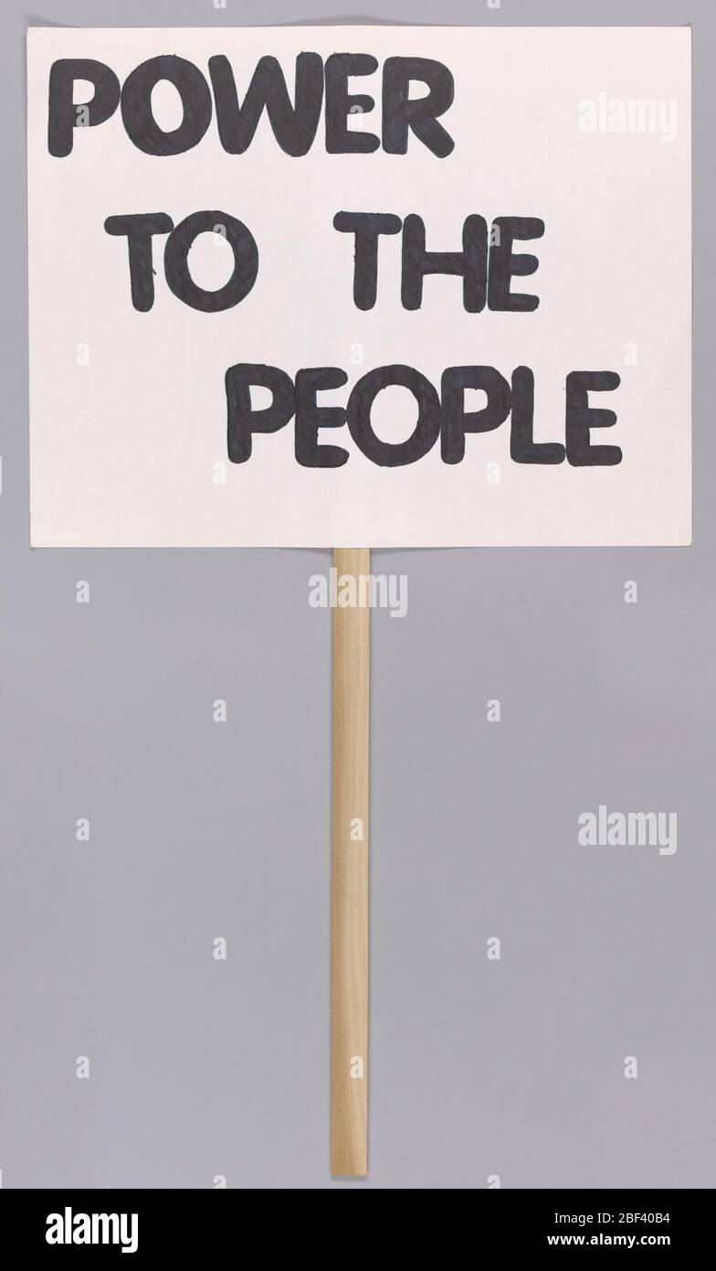 Requisite aus Tanzrezital-Performance Dance to Glory von Studio A. Dieses Pappschild ist ein rechteckiges Stück Karton mit handgeschriebenem Text in schwarzem Marker. Der Text lautet: 'Stop/ Rassenhaft/ Ungerechtigkeit!' Es ist ein schmaler flacher Holzstab als Griff auf der Rückseite mit Kleber montiert. Stockfoto