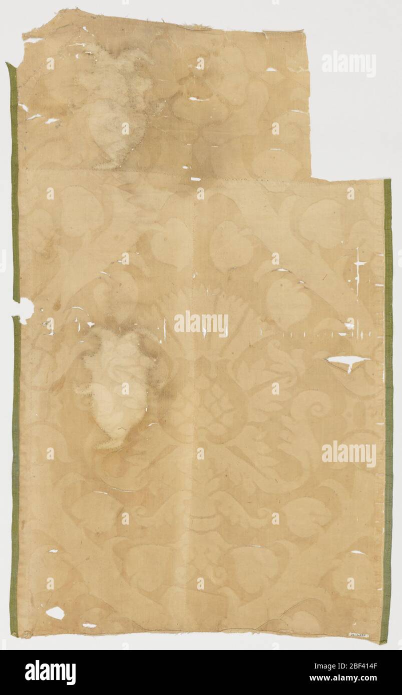 Fragment. Großes Muster mit herzförmigen Blättern und Tudorrose in Elfenbein Stockfoto