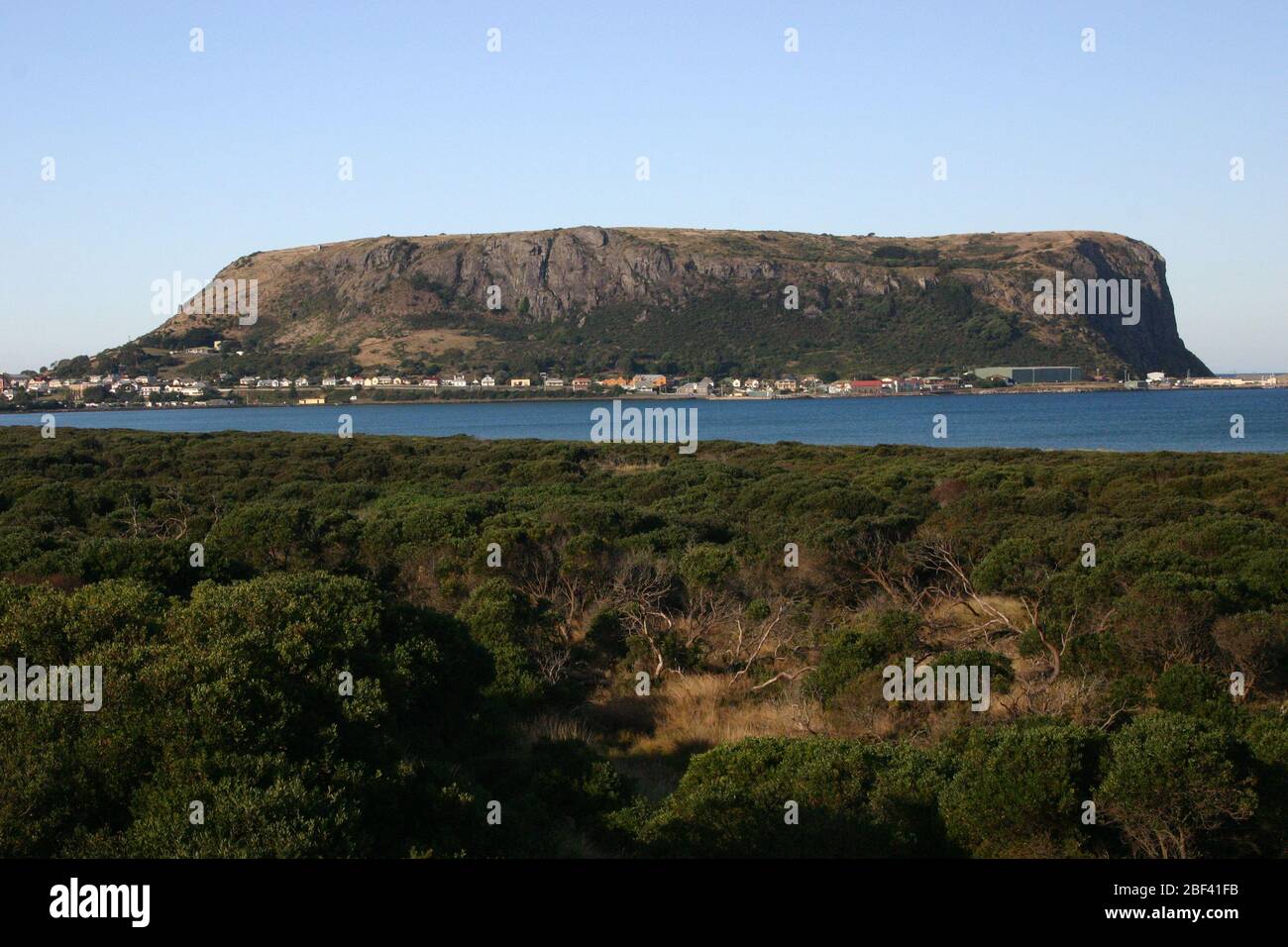 DIE HISTORISCHE STADT STANLEY LIEGT AM FUSS DER NUSS, EINEM SCHIEREN, GESENGENER BLUFF UND ALLEN ÜBERRESTEN EINES ALTEN VULKANKREPFENS. TASMANIEN. Stockfoto