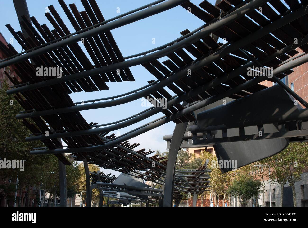 1990er Jahre DekonstruktivistInnen Dekonstruktivismus Architektur Stahlbau Pergoles de l'Avinguda Icaria, Barcelona, Spanien von Enric Miralles und Carme Pinos Stockfoto