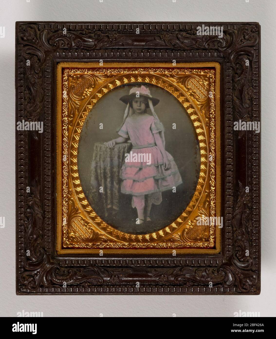 Unbenanntes Mädchen in der Haube. Stockfoto