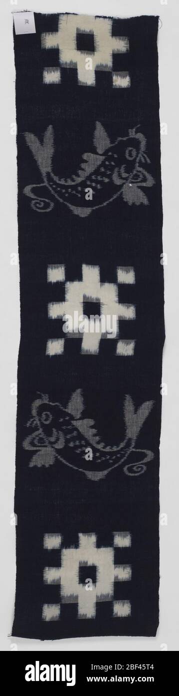 Textil. Schmale vertikale Platte mit naturalistischem Karpfen in Schuss ikat abwechselnd mit einer geometrischen Form in Kette und Schuss ikat. Stockfoto