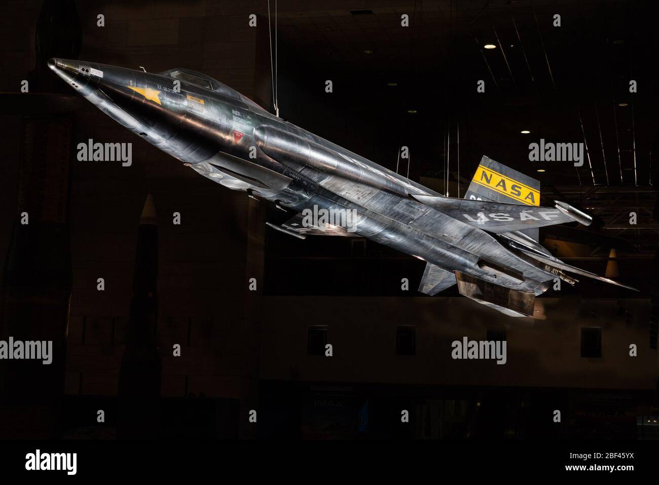 Nordamerikanisches X15. Nordamerikanische X-15, Raketenantrieb Experimental-Flugzeug; schwarze Titanhaut mit keilförmigen horizontalen Stechzerstechzangen; gelbe Streifen NASA Inisignie auf Schwanz mit Sternen und roten Balken USA nationalen Abzeichen auf Flügeln; weißer Buchstabe Text "US Stockfoto