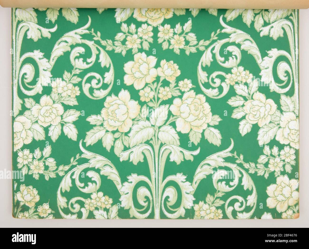 Musterbuch. Etwa dreißig verschiedene Muster alle als passende Sätze von Seitenwand, Rand und Deckenpapier. Jedes Muster wird in mehreren Farben angezeigt. Die vorherrschenden Farben in diesem Katalog sind rot und grün, mit mehr begrenzt blau und beige/tan. Stockfoto