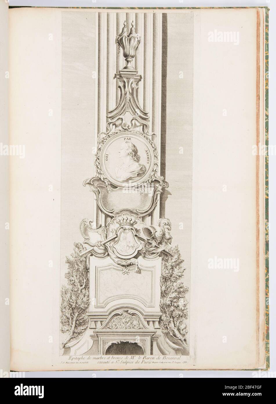 Epitaphe de marbre et Bronze de Mr le Baron de Bezenval Epitaph in Marmor und Bronze für Baron de Bezenval Platte 100 in Oeuvres de JusteAurle Meissonnier Werke von JusteAurle Meissonnier. Epitaph steht vor einem geriffelten Pilaster und wird von Ästen flankiert. Beginnend mit dem unteren Abschnitt, Krone der Dornen sitzt von einer Schale eingerahmt; eine größere Platte aus geädertem Marmor mit Familienwappen gekrönt zeigt einen Widder, Baby, und zwei Hufeisen und gekrönt von einer Krone. Stockfoto