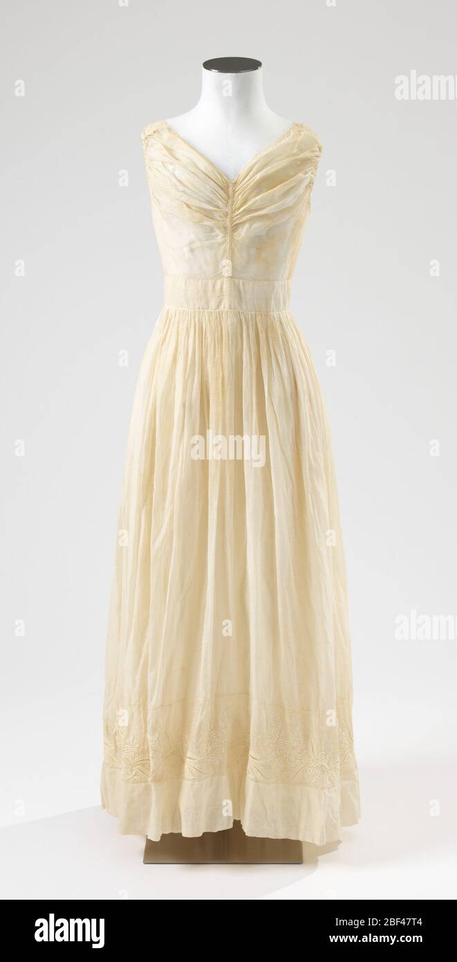 Unterkleid. Chemise aus reiner weißer Baumwolle mit Blumenmotiv am Saum. Stockfoto