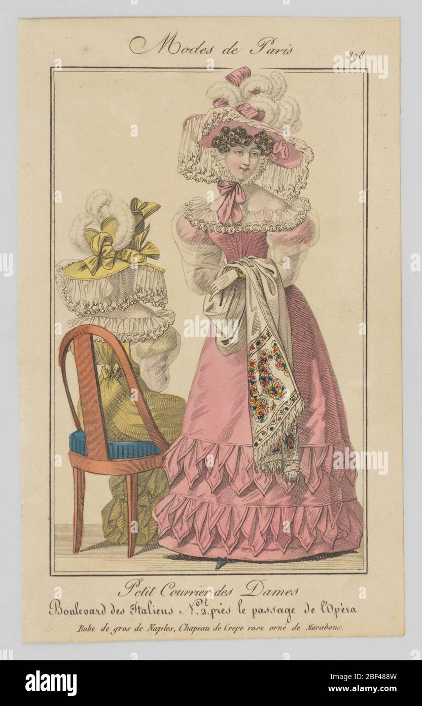 Plate 398 Modes de Paris Paris Fashion Petit Courrier des Dames Journal des Modes Little Ladies Mail Fashion Journal. Mode-Illustration mit einer Frau auf der rechten Seite stehend und nach vorne, trägt ein langes, rosa, Off-the-shoulder-Kleid mit sich wiederholenden dreieckigen Details um die Basis und einen weißen Kragen. Stockfoto