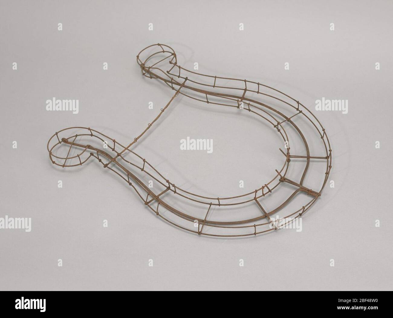 Leier mit Drahtrahmen. Die Leier war ein beliebtes Design für Beerdigung Blume Tributes im neunzehnten Jahrhundert. Es könnte frei stehend, aufgehängt, auf einem Kissen platziert oder mit einem anderen Rahmen wie einem Kranz oder Halbmond kombiniert werden. Die Leier war sowohl für Männer als auch für Frauen, für die Jungen und für die Alten geeignet. Stockfoto