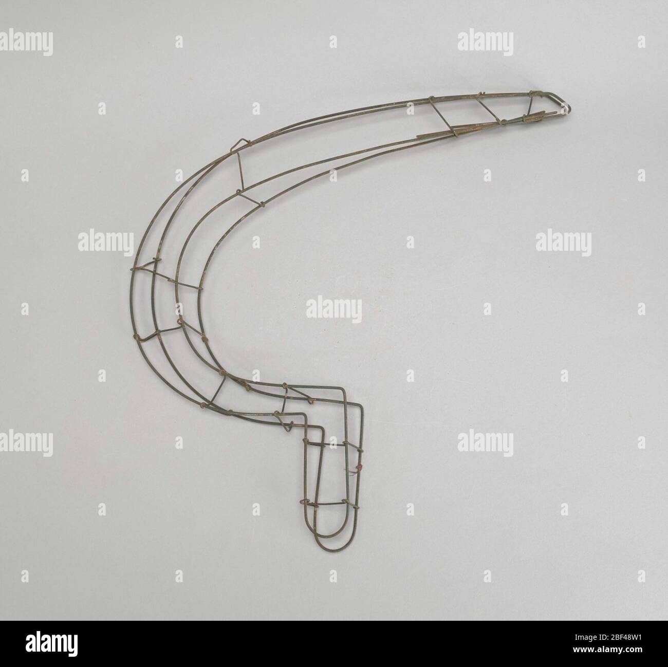 Sichel des Drahtrahmens. Der Sichelblumenrahmen war ein beliebter Begräbnisanruf und eines der erkennbareren Symbole des Todes. Als solches war es nicht für jedermann angemessen. Dieses Design war eine kostengünstige Option für die Beerdigung, weil es nicht viele Blumen, um die Form zu erreichen. Stockfoto