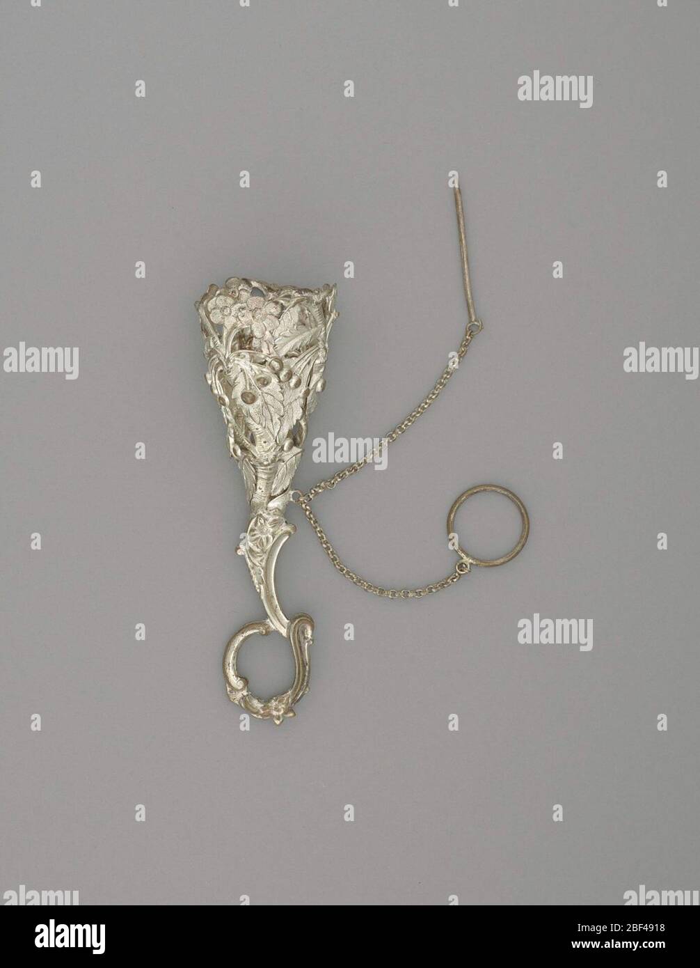 Blumenhalter Kirschen und Blüten Motiv. Glänzend weißes Metall (möglicherweise Nickel-Silber?) überzogenem Kupferbouquet Halter mit botanischen Formen und Schlaufengriff. Die Vase besteht aus den überlappenden Kirschen, Blüten und Blättern eines Kirschbaums, der in drei Wiederholungen geprägt ist. Stockfoto