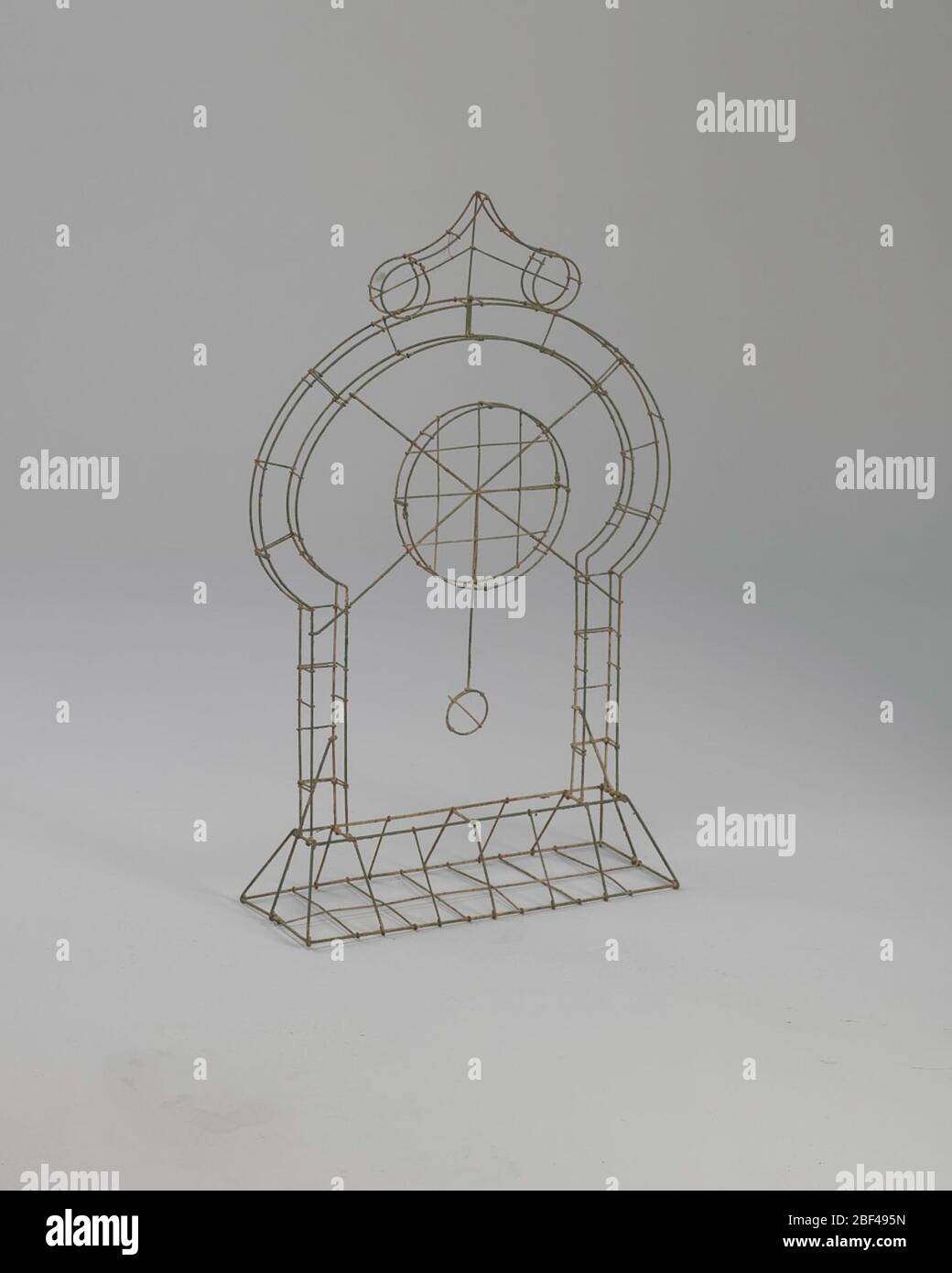 Uhr mit Drahtrahmen. Der Blumenrahmen der Stoppuhr war eines der Symbole der Sterblichkeit, die gemeinhin als Memento Mori (Remember You will die sterbe) bezeichnet wurden, um an die Kürze des Lebens auf der Erde zu erinnern und ein gutes Leben zu fördern. Stockfoto