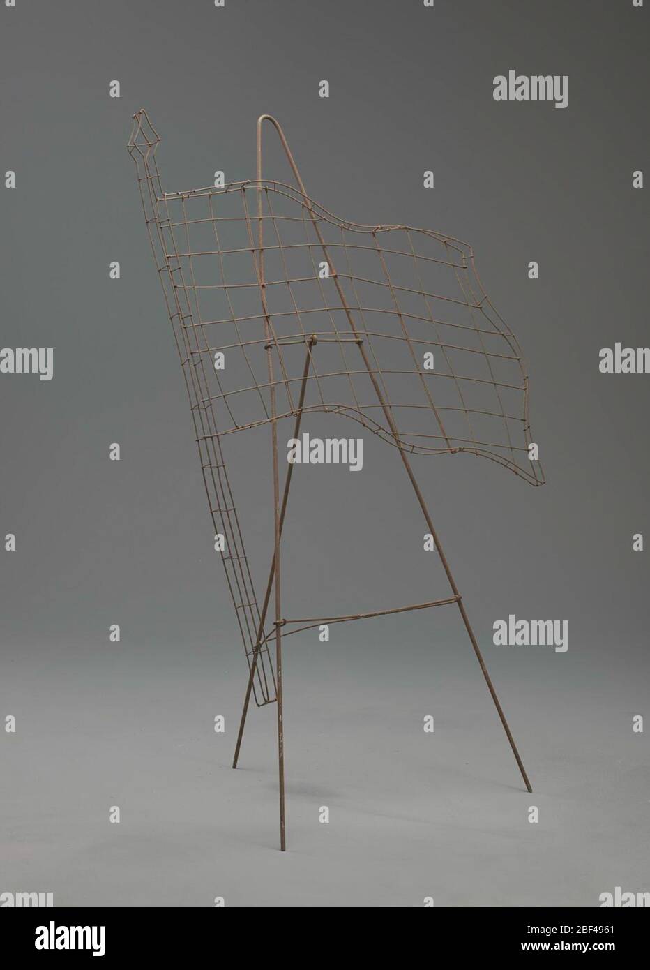 Drahtrahmen amerikanische Flagge. Blumenrahmen-Designs von nationalen Symbolen und Emblemen des militärischen Zweiges der Gefallenen feierten ihren Patriotismus bei den Beerdigungen aktiver Militärs und Veteranen. Flaggen gehörten zu den beliebtesten Designs. Stockfoto