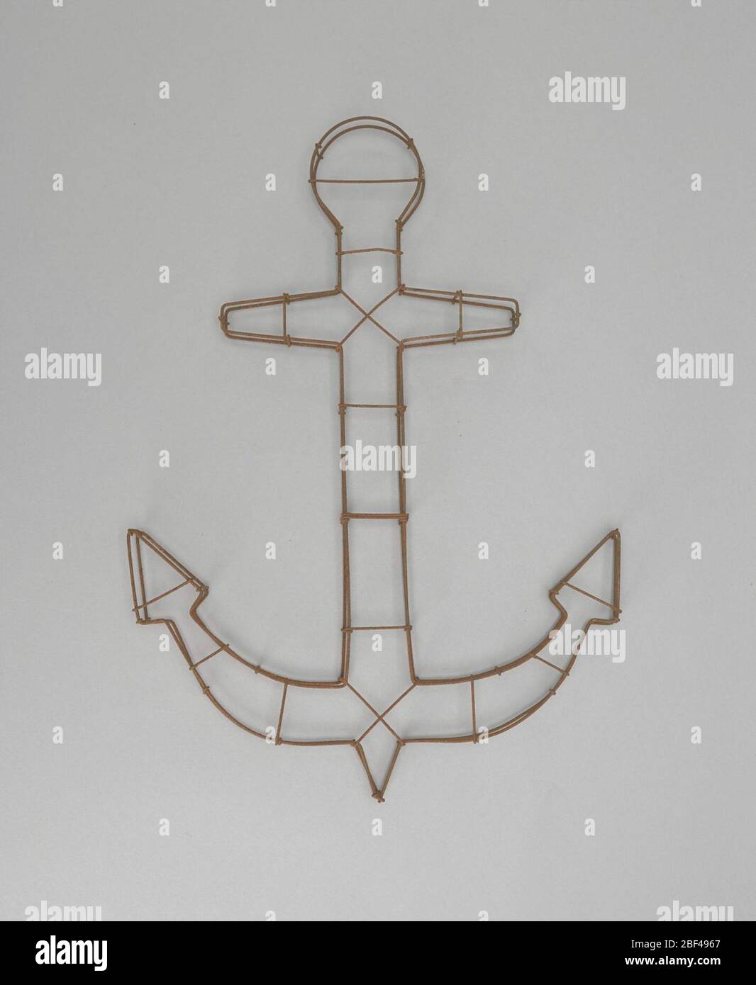 Anker für Drahtrahmen. Die Anordnung der Ankerblumen war schwierig zu arrangieren. Es erforderte enge Arbeit und präzise Umrippe, oder die Form des Blumenrahmens würde verloren gehen. Es war angebracht, zur Beerdigung von Männern oder Frauen jeden Alters zu senden. Stockfoto