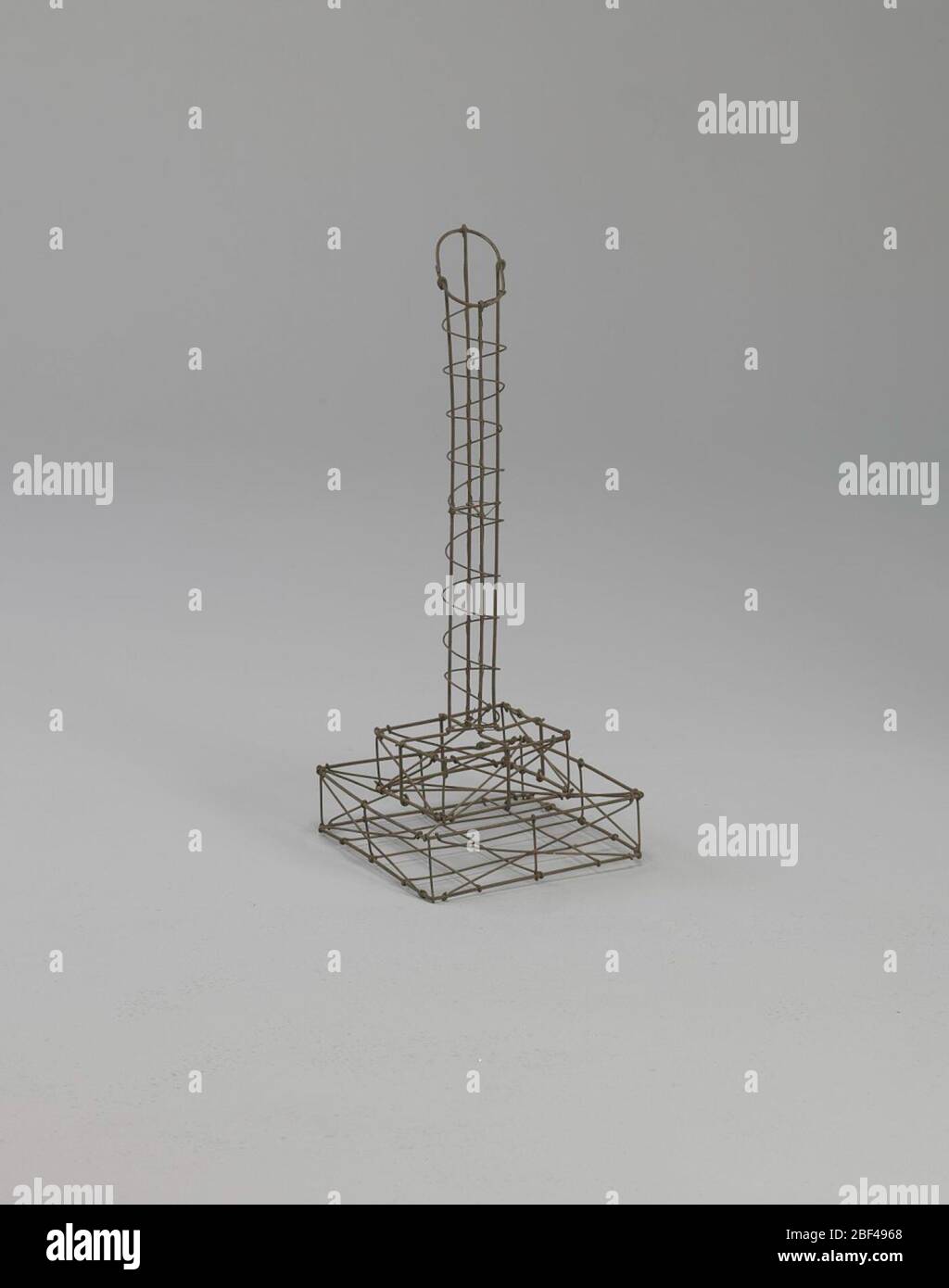 Drahtrahmen, Säule gebrochen, klein. Einige der beliebtesten Entwürfe in Beerdigung Blumen im späten neunzehnten Jahrhundert waren diejenigen, die auf die Sentimentalität der Zeit appellierte. Diese Blumenrahmen Designs waren sowohl dekorativer als auch persönlicher in ihren Referenzen. Stockfoto