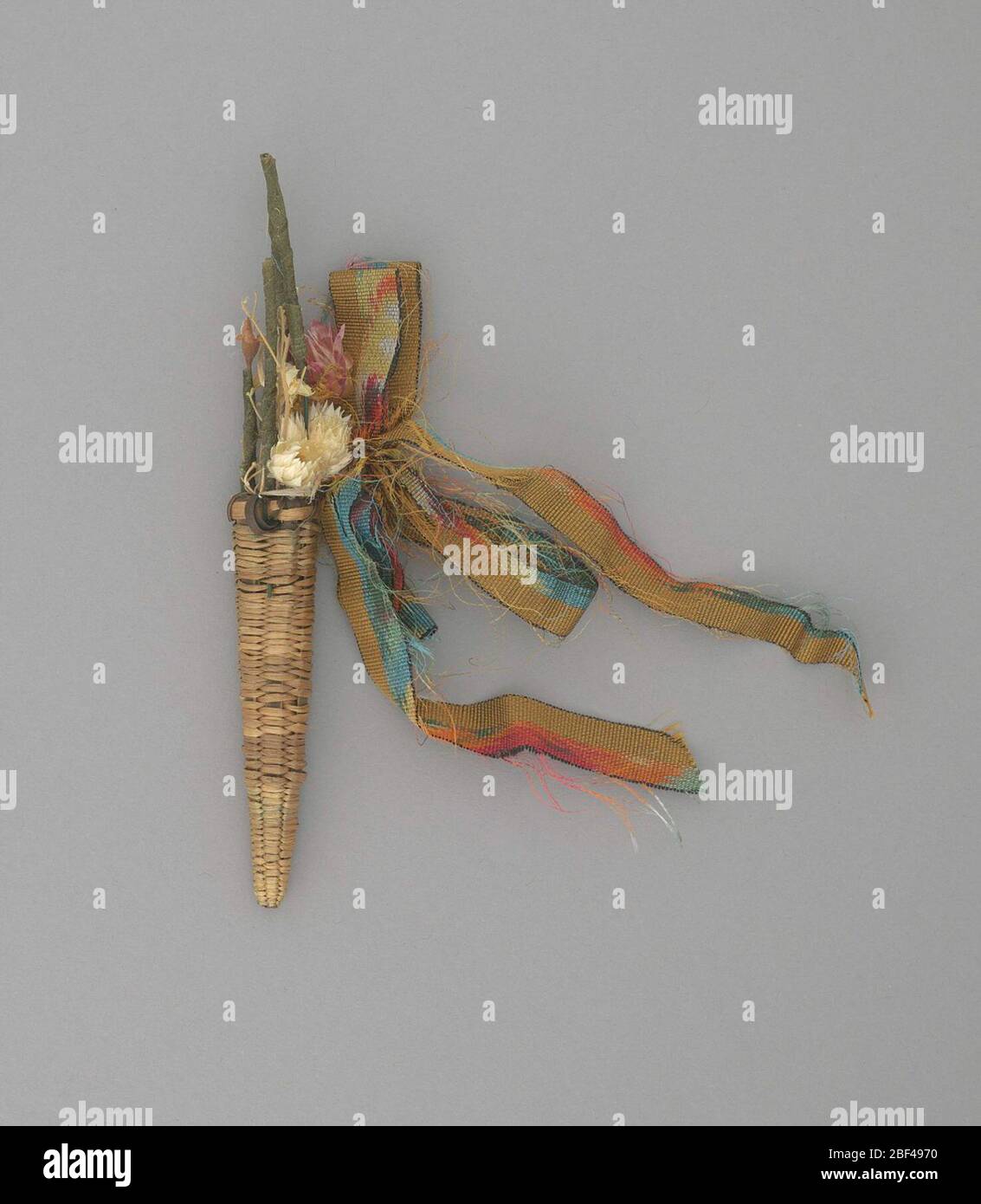Blumenstraußhalter Weidenstift. Kegelförmiger Weidenbouquet-Halter mit Bändern und getrockneten Blüten. Accessoires aus Korbgeflecht waren von den 1850er bis frühen 1900er Jahren sehr beliebt. Stockfoto