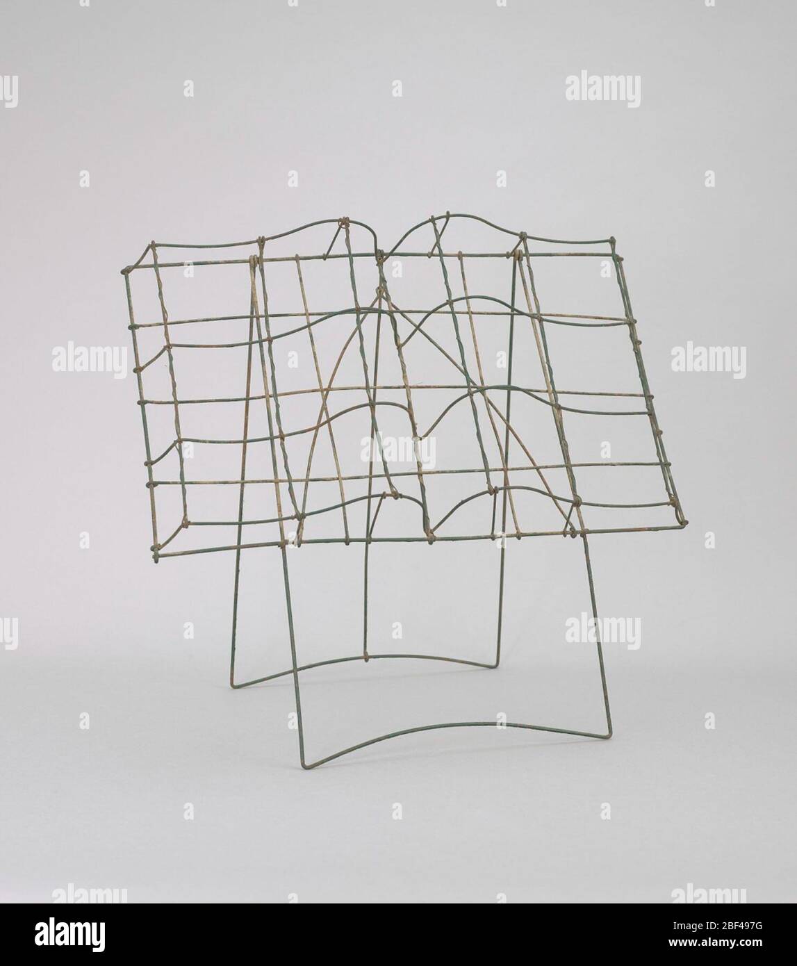 Drahtrahmen offenes Buch auf Ständer. Ein Buch in trauernden Symbolik stellte einen Gelehrten, die Bibel oder das Buch des Lebens dar. Die Bibel war eine beliebte Adaption für Beerdigungsblumen-Rahmen und sollte die Aufmerksamkeit auf Religion lenken und ein Zeugnis für den Glauben der Verstorbenen sein. Stockfoto