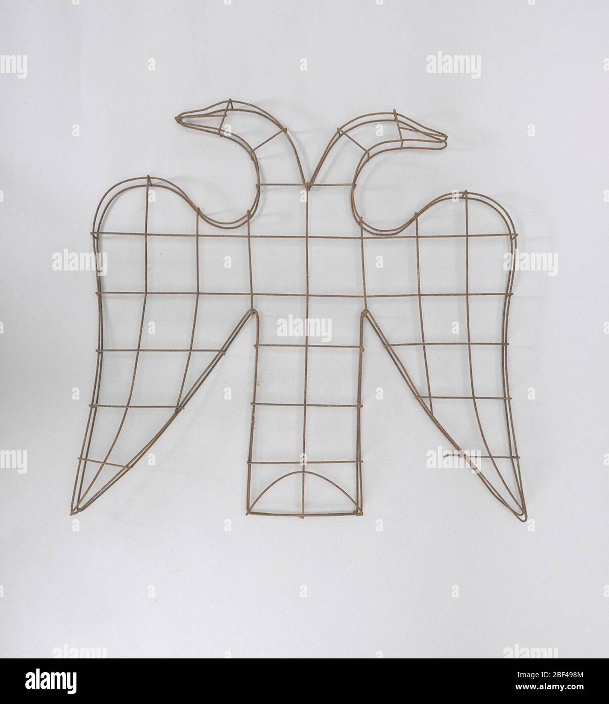 Drahtgestell Scottish Rite Doppeladler. Es war üblich, dass soziale oder geschäftliche Organisationen Blumen zu den Beerdigungen von verstorbenen Mitgliedern im späten neunzehnten und frühen zwanzigsten Jahrhundert senden. Stockfoto