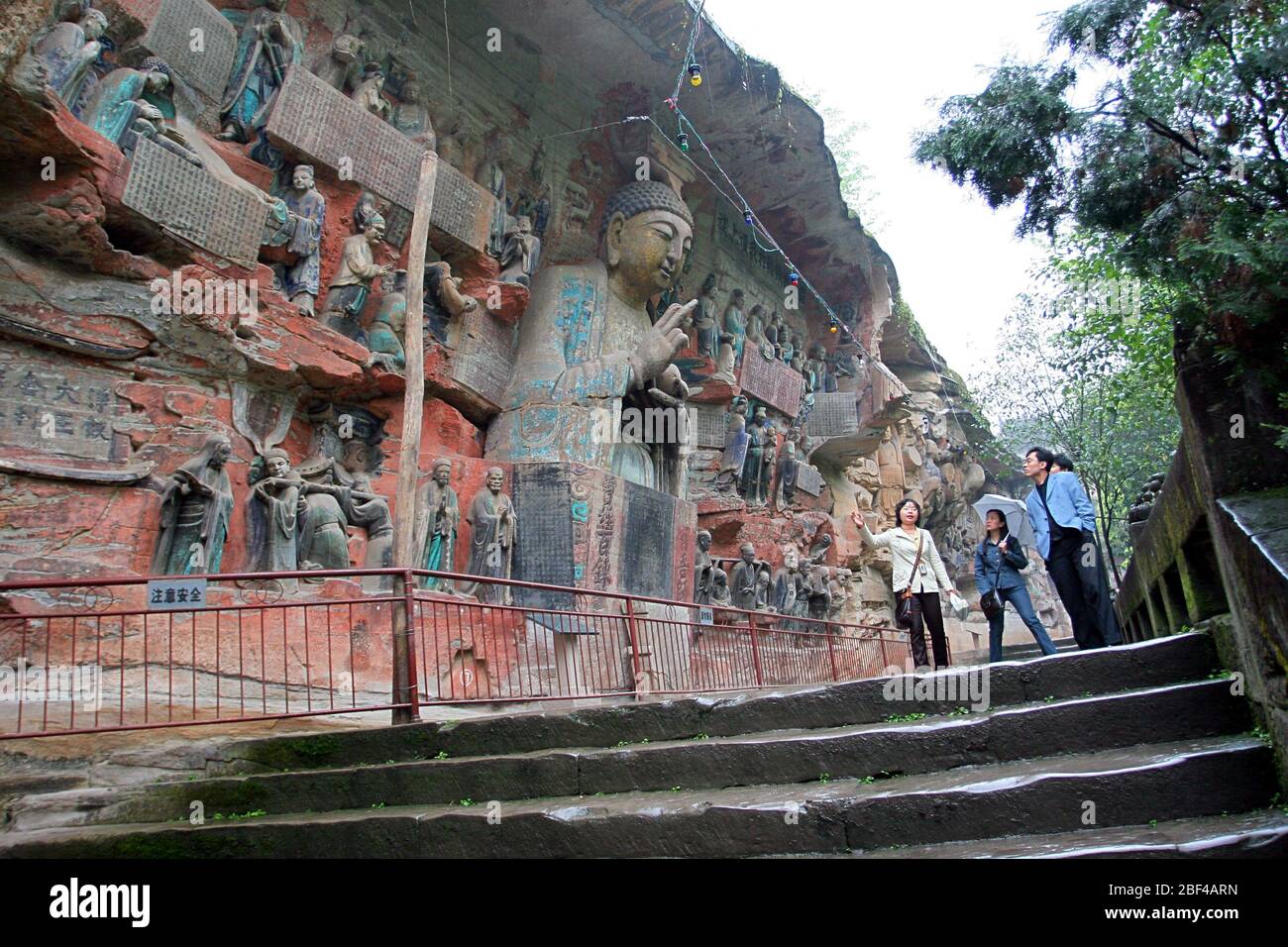 Am Baoding Berg Klippe in Dazu Chongqing Touristen besuchen No 17 íè Stein InskriptionThe Great Convenience of the Buddha Stockfoto