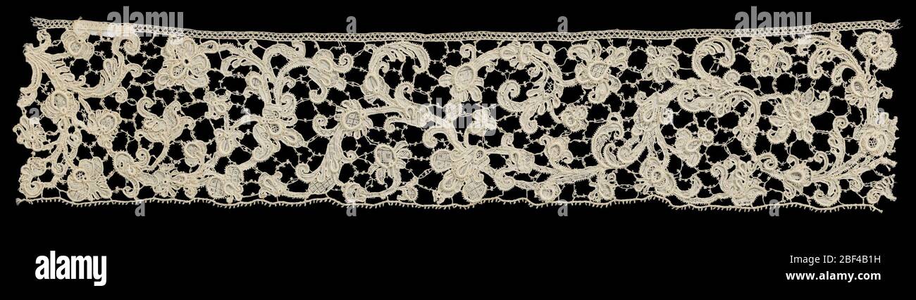 Band. Bandfragment mit einer aufwendigen Schriftrolle und Weinstock mit Blumen und dreidimensionalen Details. Stockfoto