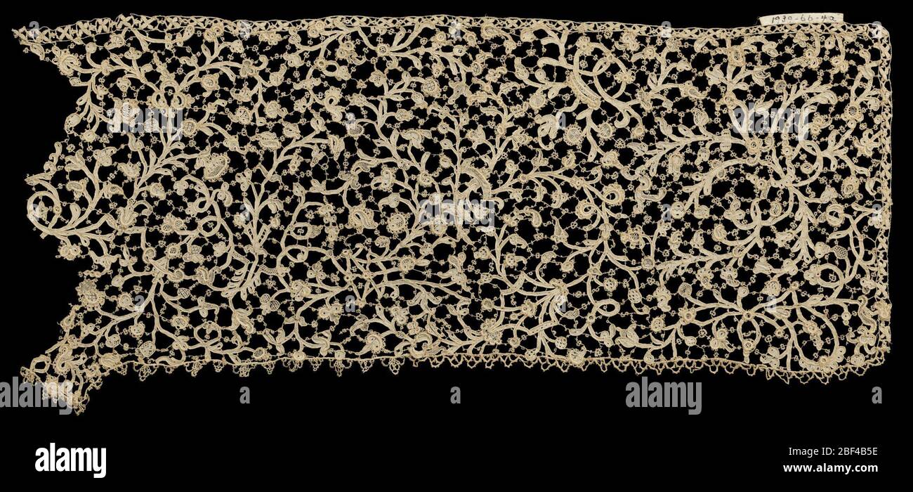Rahmen. Venetian Rose Point. Design ähnlich 1939-66-3 von Schriftrollen mit zarten Palmetten und roselike Formen. Stockfoto