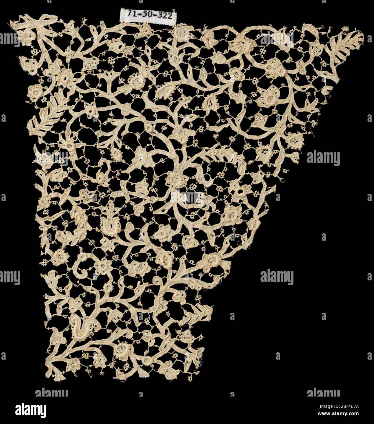 Fragment. Fragment mit einem zarten Reben und Blumenmuster hat dreidimensionale Details angehoben. Musterflächen durch Bräute mit Rädern und Pikoten verbunden. Stockfoto