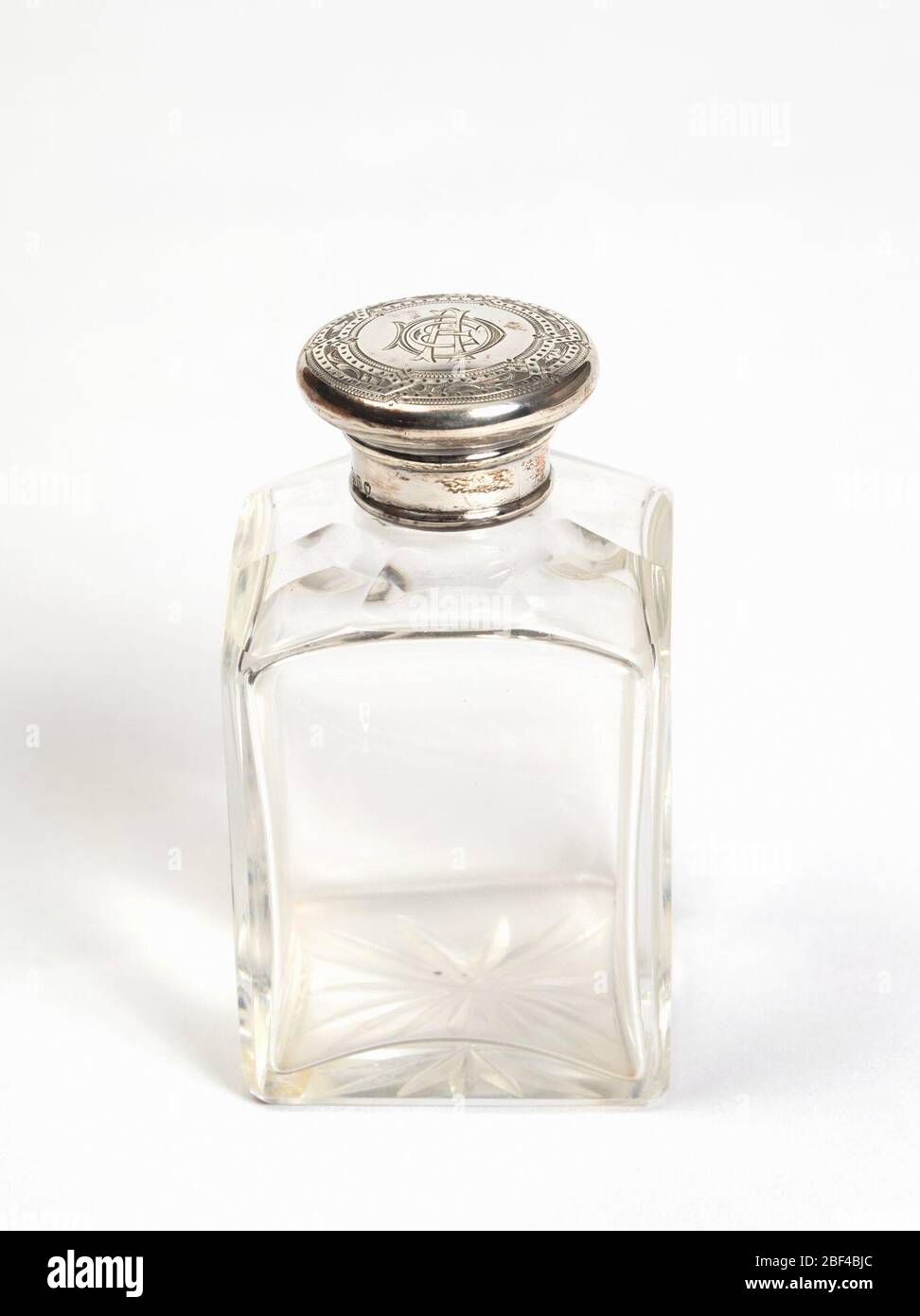 Flasche und Deckel. Größere Glasflasche mit silberner Oberseite, Teil des Satzes. Stockfoto