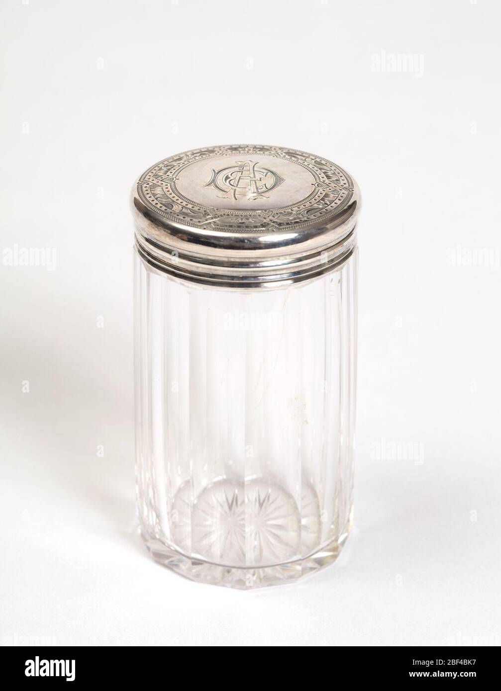Flasche und Deckel. Größte Glasflasche mit silberner Oberseite, Teil des Satzes. Stockfoto