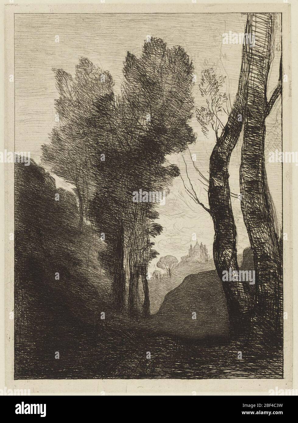 Umgebung von Rom. Hinter einem schattigen bewaldeten Vordergrund, mit zwei Baumstämmen, rechts, und einer Gruppe von Bäumen, links, erhebt sich eine Kirche mit einer Kuppel und zwei Türmen, auf der Seite eines Hügels. Stockfoto