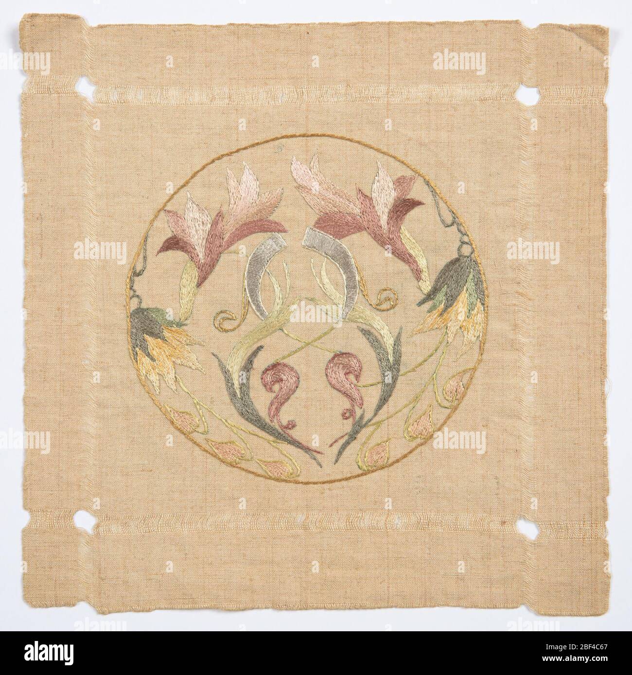 Doily. Deckchen bestickt in einem runden, floralen Jugendstil-Muster mit mehrfarbigem Seidenfaden. Stockfoto