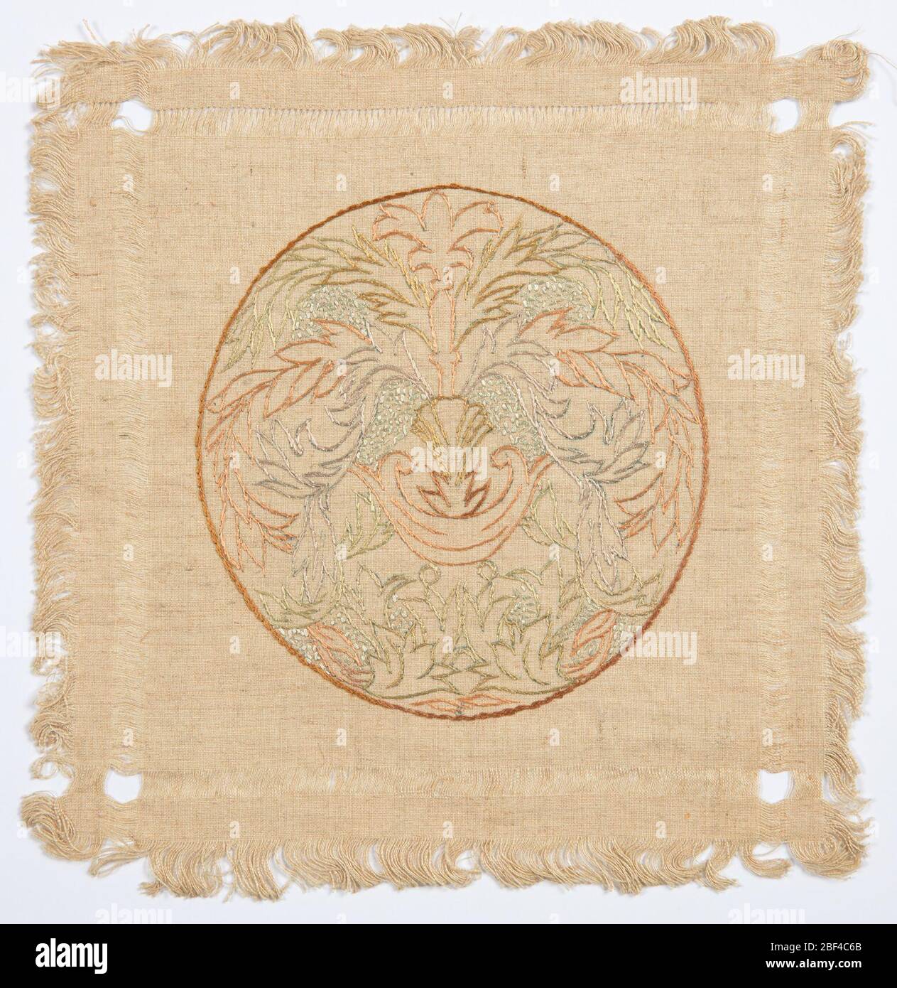 Doily. Deckchen bestickt in einem runden, floralen Jugendstil-Muster mit mehrfarbigem Seidenfaden. Stockfoto