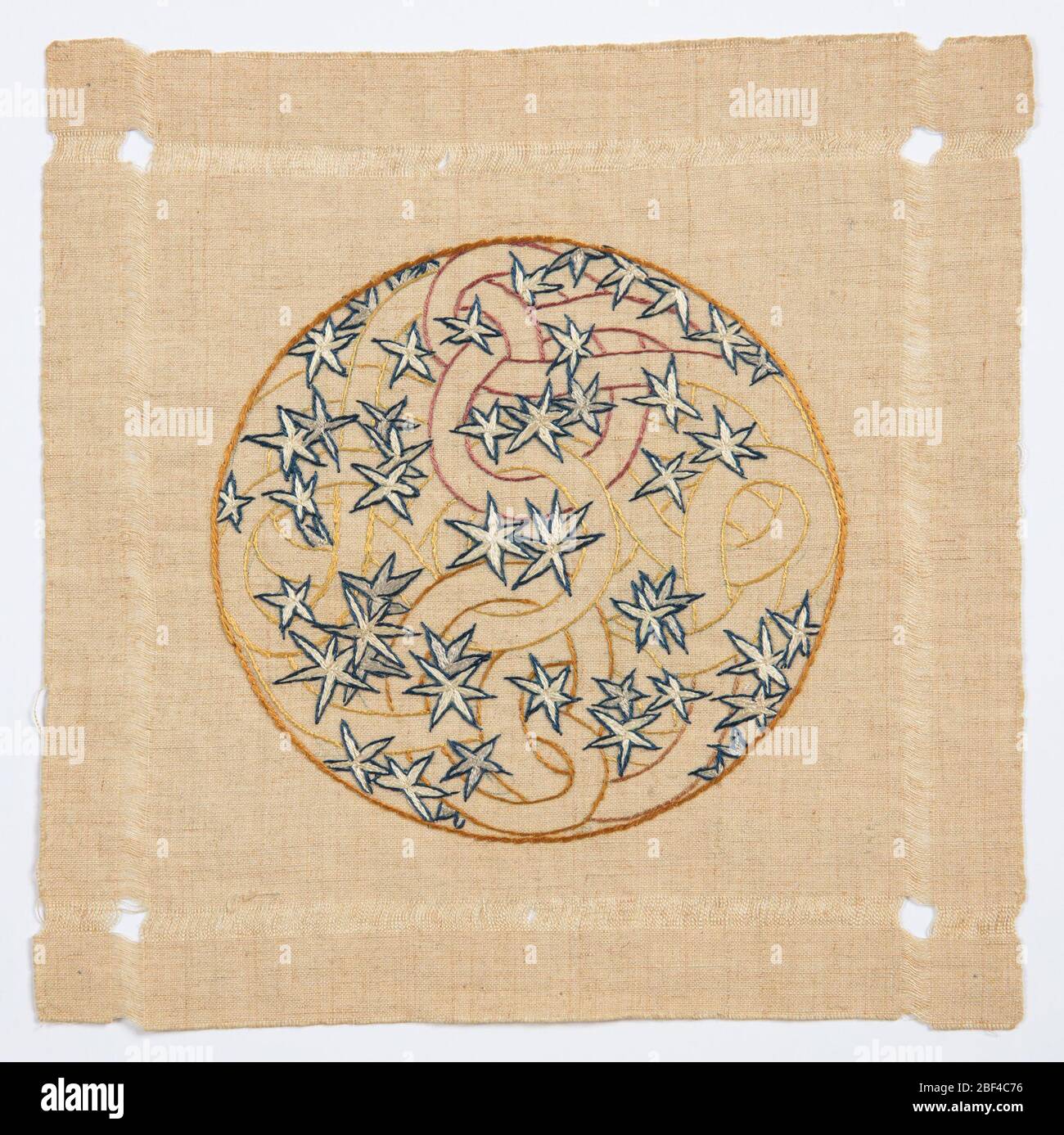 Doily. Deckchen bestickt in einem runden, floralen Jugendstil-Muster mit mehrfarbigem Seidenfaden. Stockfoto