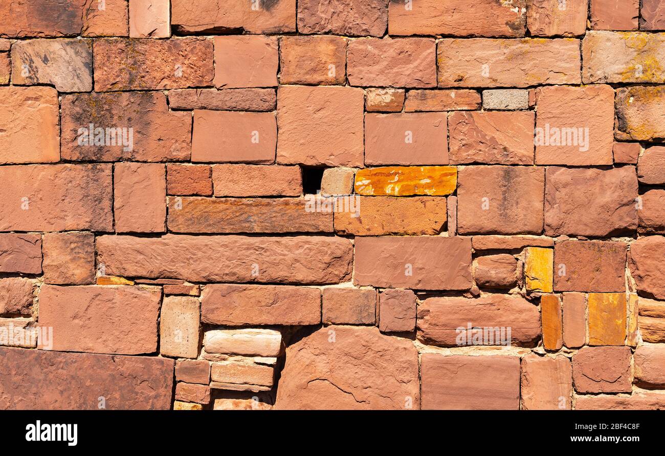 Sandsteinmauer in der archäologischen Stätte von Tiwanaku, La Paz, Bolivien. Stockfoto