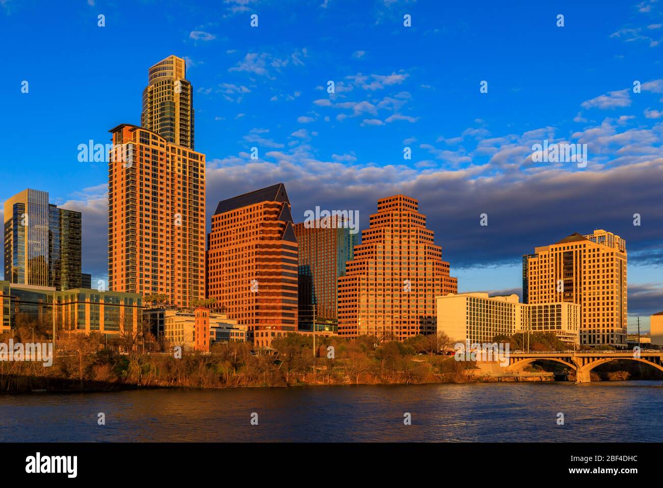 Hochhäuser im Stadtzentrum, die den Sonnenuntergang reflektieren, goldenes Licht der Stunde, mit Blick auf den Lady Bird Lake oder Town Lake am Colorado River in Austin, Texas, USA Stockfoto
