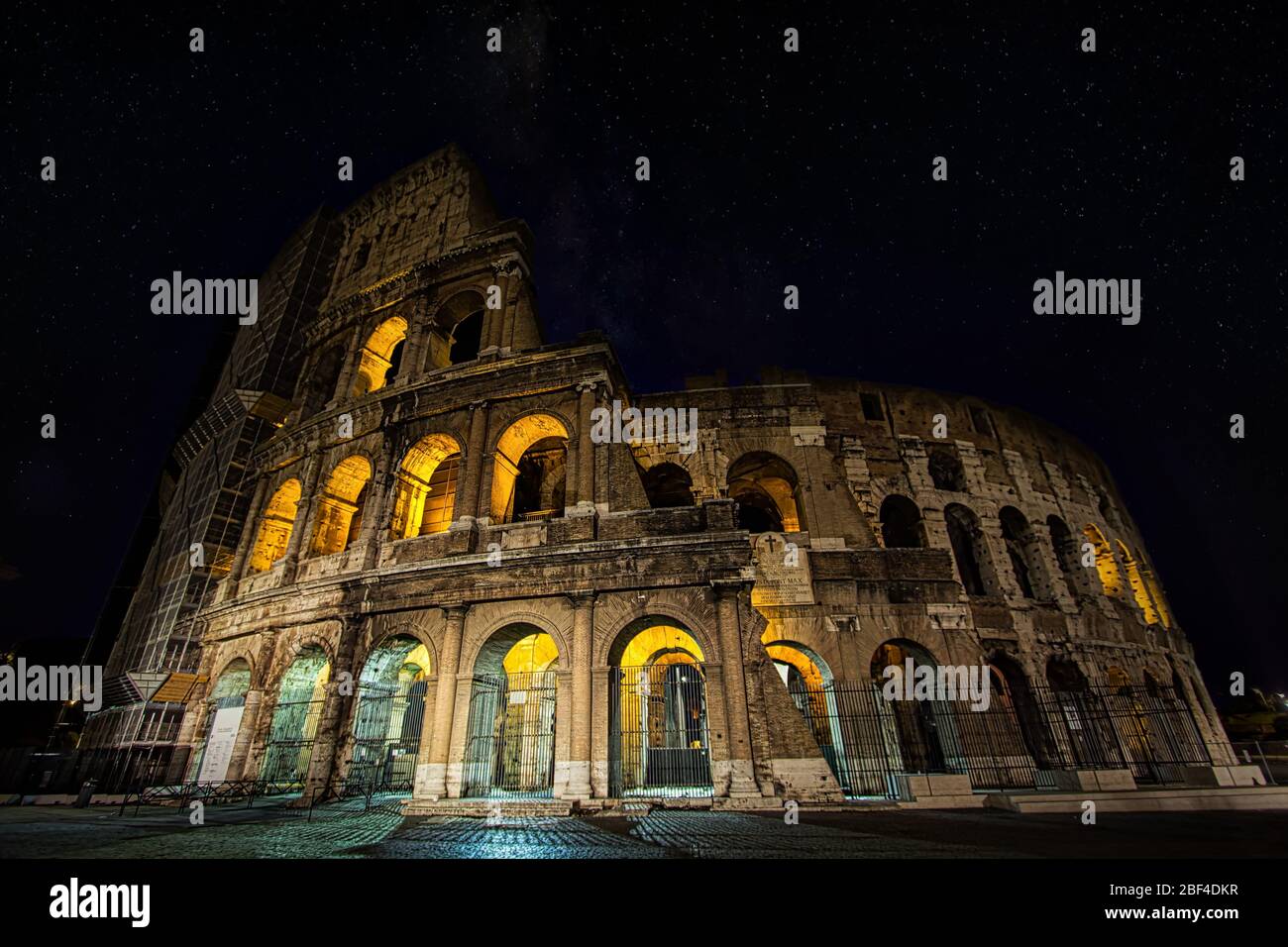 Das Koloseum bei Nacht in Rom, Italien. Stockfoto