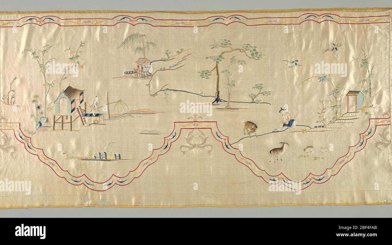 Panel. Horizontale Panel aus weißem Satin bestickt mit polychrome Seide. Das Design ist mit einem doppelten Rand aus roten Linien umschlossen, die florale Motive umschließen. Gestaltung von Figuren und Haus in der Landschaft. Links ist ein Schäfer, der Kinder beobachtet. Stockfoto