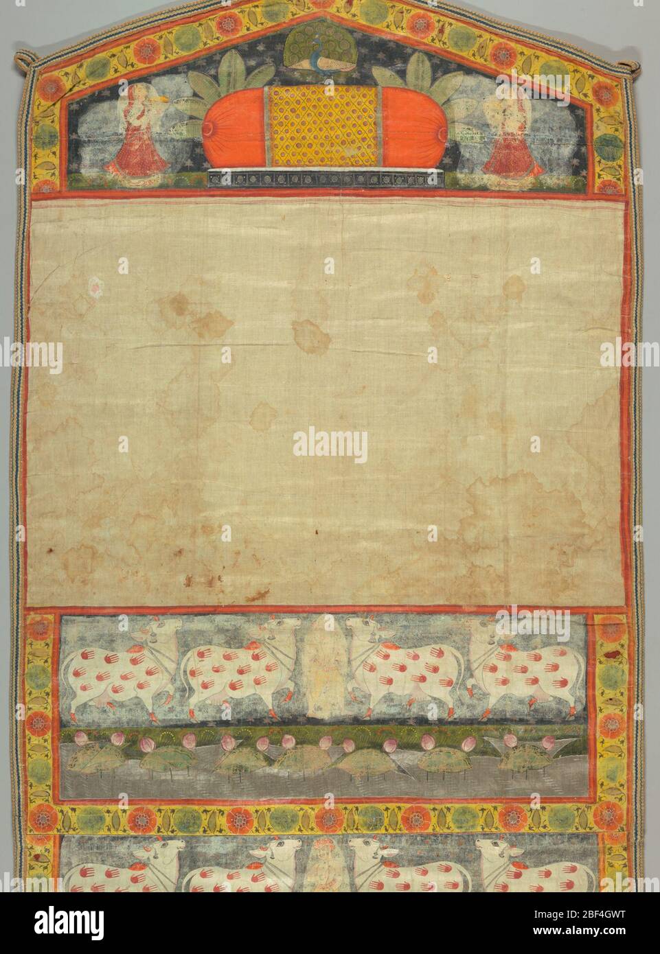 Textil. Panel mit spitz zulaufenden Oberteil. Naturfarbener Boden. Die untere Hälfte hat zwei breite Bänder, jedes Band hat zwei Kühe mit all-over-Design von roten Handdrucken, auf jeder Seite der zentralen Lünette umschließende Figur eines Mannes. Stockfoto