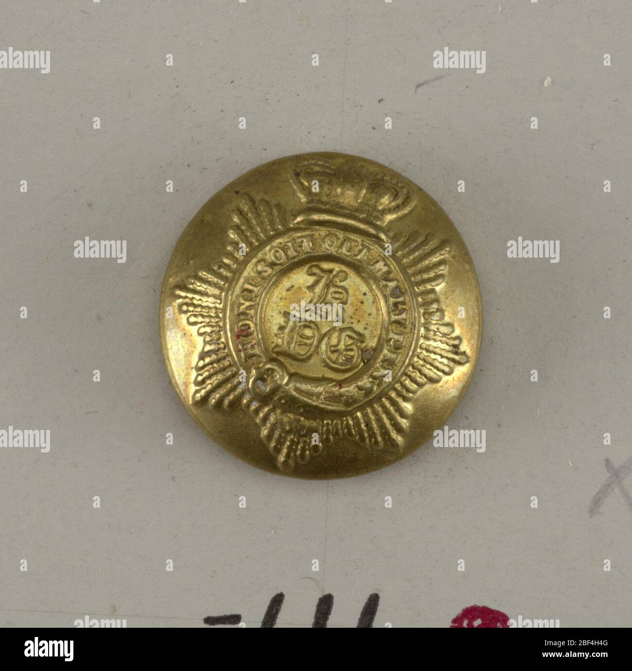 Taste. Konvexe Knopf mit einem Kreis, der durch das Strumpfband gebildet wird, auf dem das Motto ist, ' Honi soit qui mal y pense '; innerhalb des Kreises der Buchstabe ' K ' über ' D.G. ' Krone über Strumpfband; sieben spitze Strahlen, die vom Rand des Strumpfes hervorragen. Stockfoto