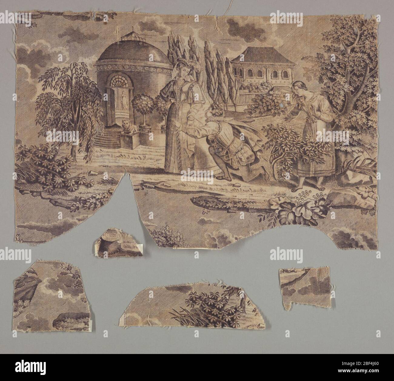 Fragment. Fragment mit einem knieenden Mann und zwei Frauen in Kostüm aus dem 16. Jahrhundert mit einem runden tempelähnlichen Gebäude inmitten von Bäumen und Felsen. Ein weiteres kleines Gebäude befindet sich im Hintergrund. In lila auf weiß. Stockfoto