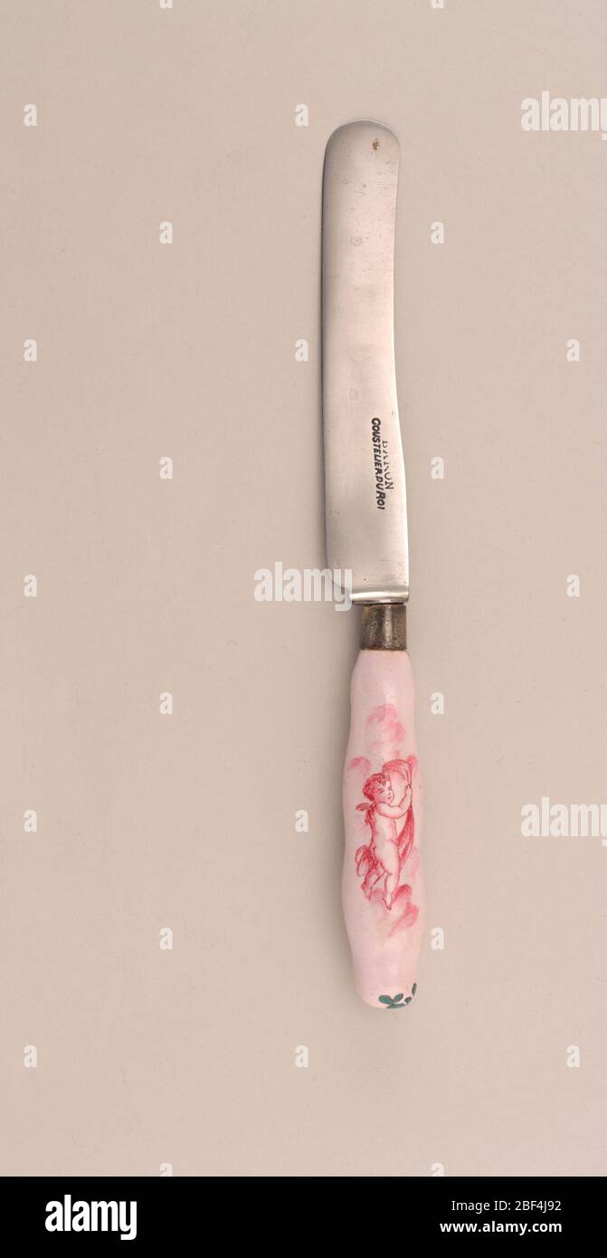 Messer. Klinge gerade Unterkante, Oberkante gebogen mit abgerundeter Spitze, glatter Polster (Neuschaufel). Messinghülse, rund im Querschnitt. Gebogener Griff aus rosa Porzellan, mit rosa Putten und grünen Blüten und Laub. Stockfoto