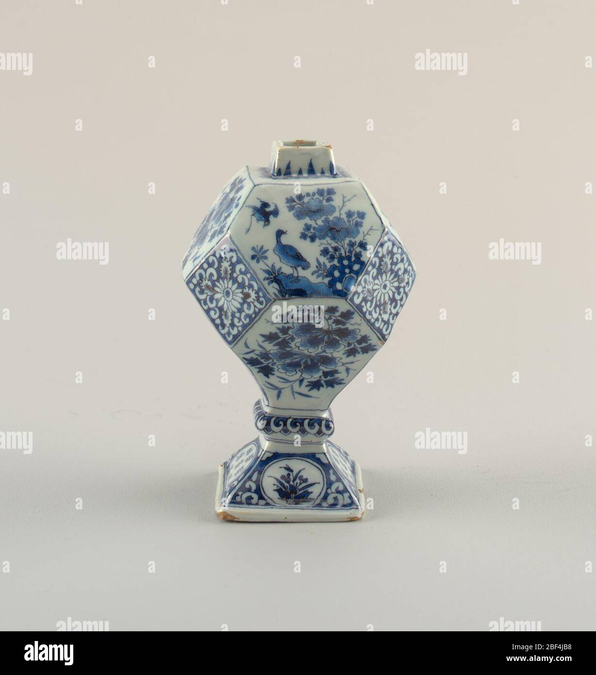 Flasche. Zwölffacettierter Körper mit kurzem quadratischem Hals auf einem vierseitig gewölbten Fuß mit Rumpf; in Unterglasur blau auf weiß lackiert mit Chinoiserie-Motiven von Blumen und Vögeln, Blättern, pseudo-chinesischen Zeichen in Reserve auf Basis. Stockfoto