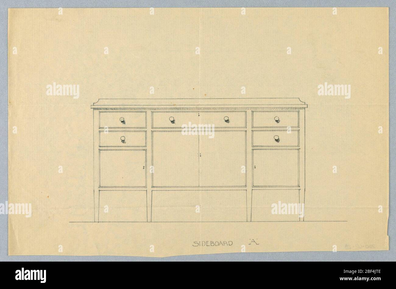 Design für Sideboard A mit acht Schubladen. Rechteckiges Sideboard mit sechs kurzen, sich verjüngenden Beinen [vier abgebildet]; acht Schubladen in dreiteiliger Front: Mittlere, schmale horizontale Schublade über einer größeren, die von zwei kleineren Schubladen über einem Schrank auf beiden Seiten flankiert wird; geringer Rücksplash. Stockfoto