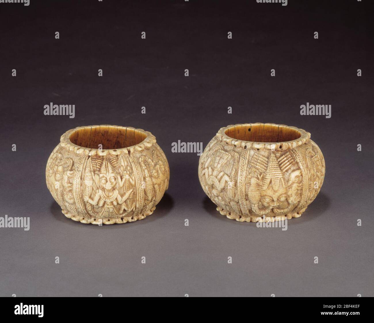 Armband. Dieses Armband, eines von zwei, könnte Teil der Insignien des Olowo von Owo, einem König von Yoruba, gewesen sein. Die Motive rufen die spirituellen Kräfte hervor, die die Welt prägen und vom Herrscher kontrolliert werden. Stockfoto