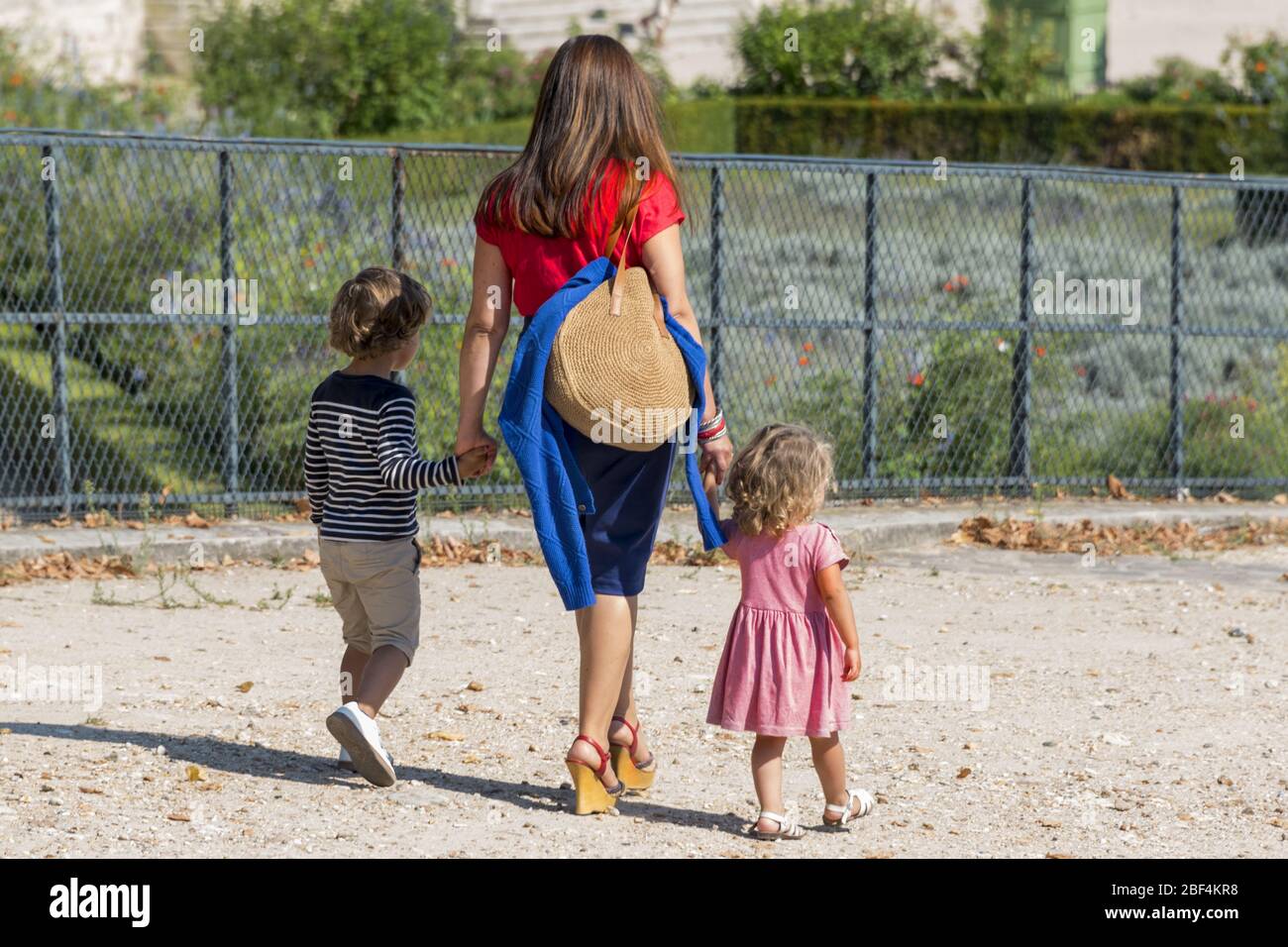 Junge, stilvolle, Paris Mutter mit Kindern in Paris Park zu Fuß Stockfoto