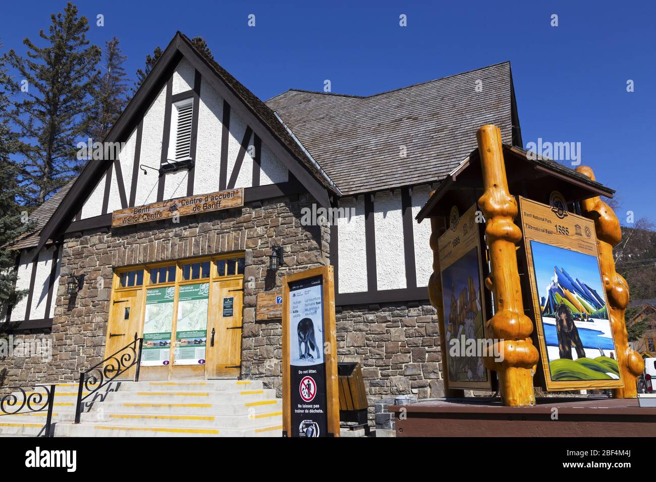 Geschlossenes Besucherzentrum an der Banff Main Street. Parks Canada geschlossene Einrichtungen und Fahrzeugzugang aufgrund der COVID-19 Coronavirus Pandemie Stockfoto