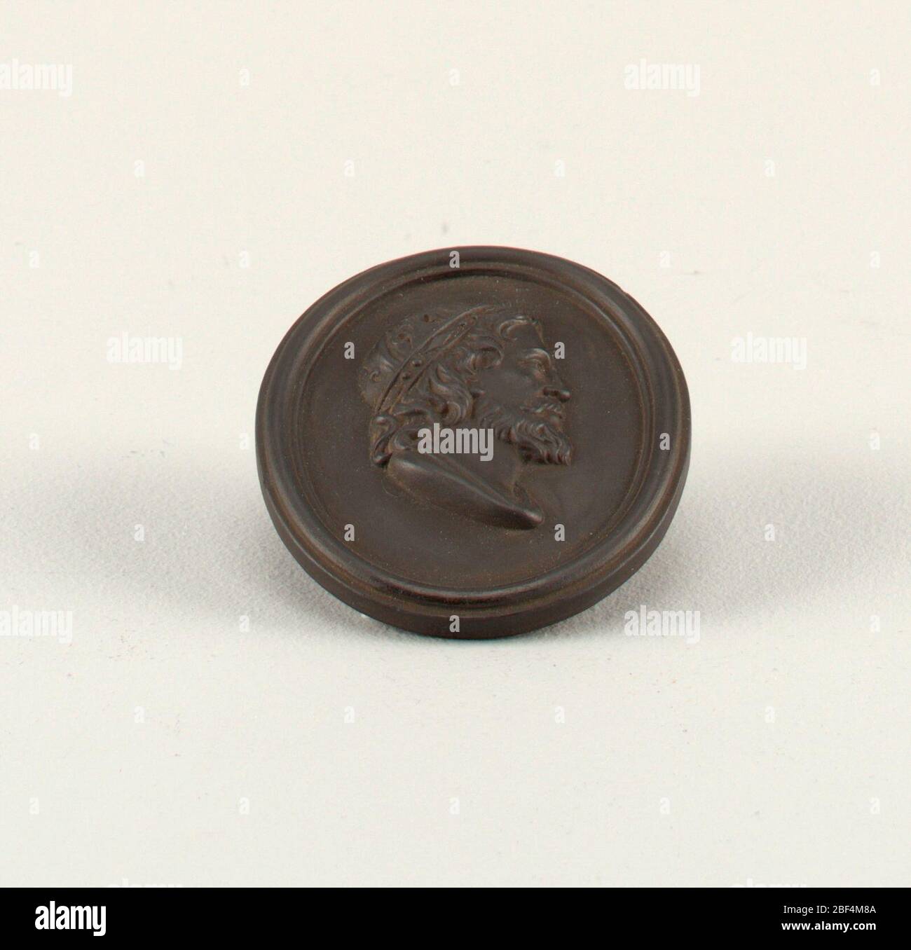 Heinrich II. Oval, mit geformtem Rand. Kopf im Profil nach rechts mit Krone, Heinrich II. (1133–1189). Schlitz oben für Aufhängung. Stockfoto