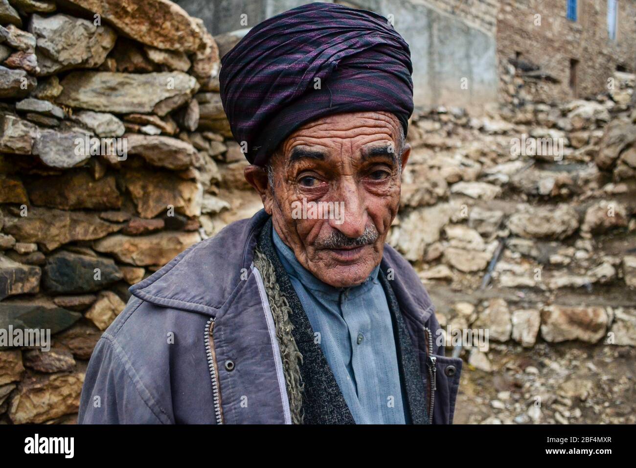 Palangan, iranisches Kurdistan - 15. November 2013: Porträt eines alten kurdischen Mannes mit einem Gesicht voller Falten Stockfoto