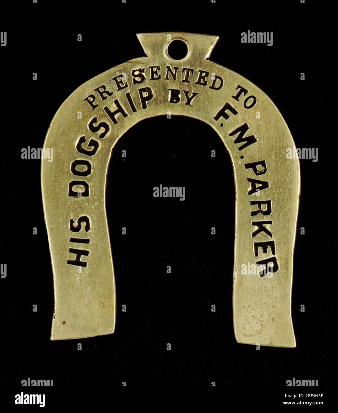 Baltimore and Grafton Railway Owney Tag. Dieses hufeisenförmige Metallschild enthält die Inschrift, dass es „seinem Dogship von F.M.Parker“ geschenkt wurde. Auf der Rückseite des Tags finden Sie das Datum 20. April 1892 und die Bahnlinie, das Auto der Baltimore and Grafton Railway Post Office (RPO). Stockfoto